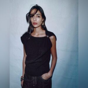 Zara NWT Sleeveless knit jumper with brooch